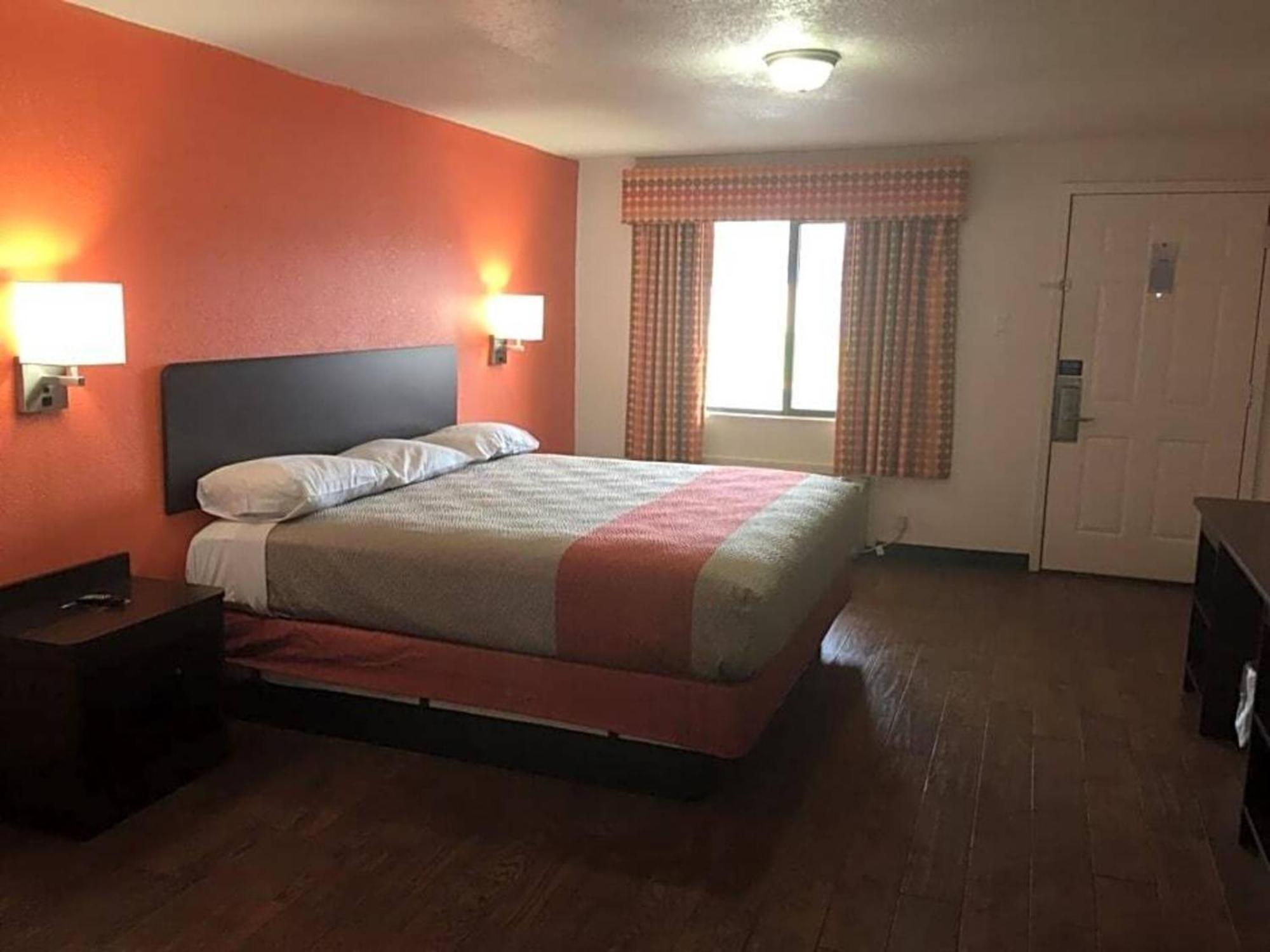 Deluxe King Room - Non-Smoking,1645671012:JPEG